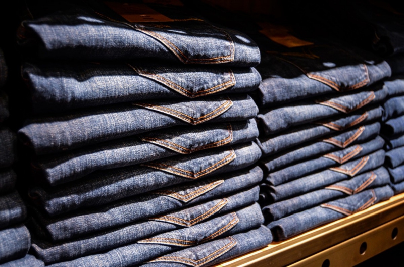 magasin-BESSE SUR ISSOLE-min_jeans_pants_blue_shop_shopping_shelf_exhibition_buy-940702